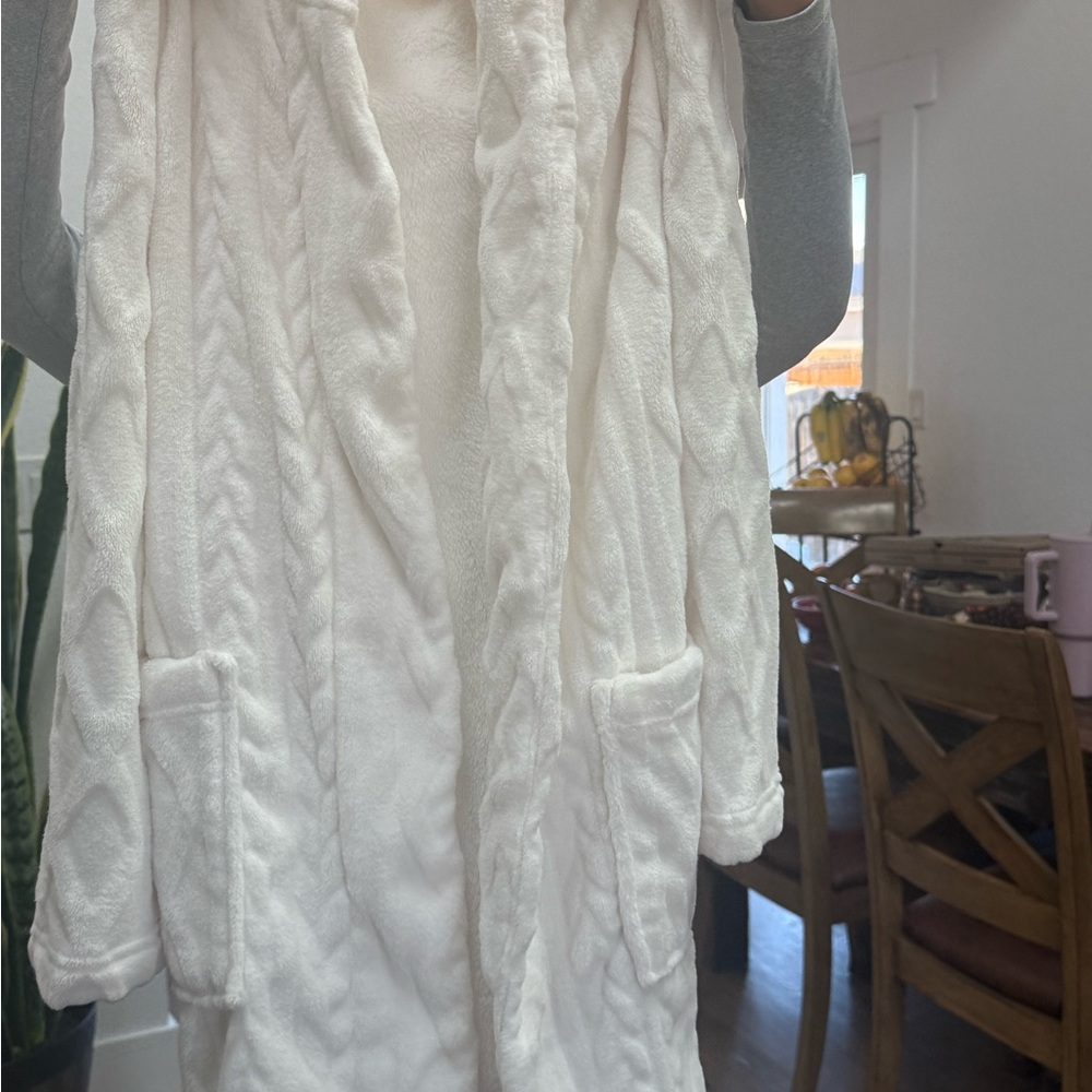 Colsie Soft Cream Hooded Robe - Picture 3 of 5